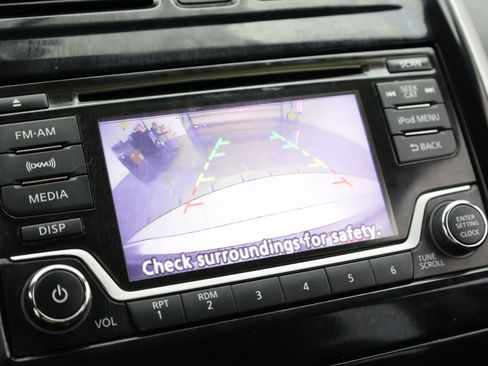 Used 2018 Nissan Versa Note SV FWD image 21