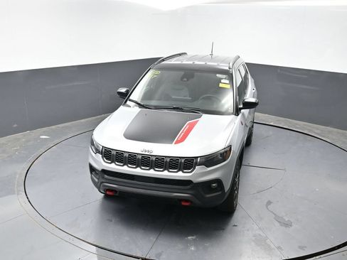 Used 2025 Jeep Compass Trailhawk AWD/4WD image 17
