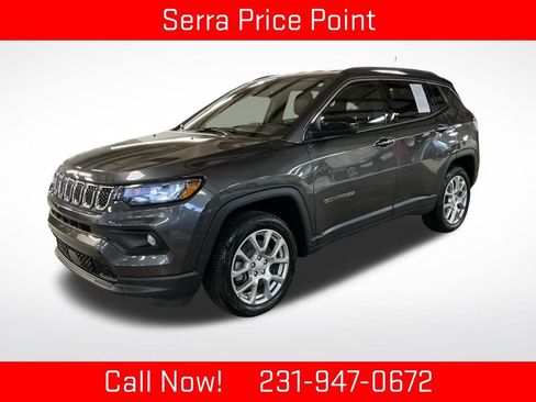 Used 2024 Jeep Compass Latitude image 1