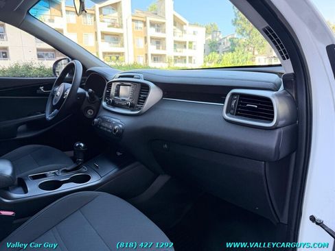 Used 2016 Kia Sorento FWD image 9