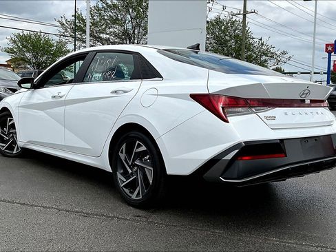Used 2025 Hyundai Elantra SEL image 3