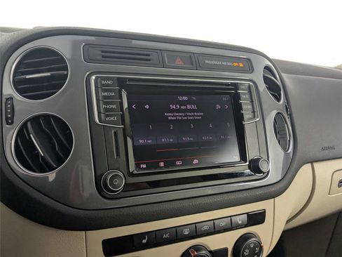 Used 2017 Volkswagen Tiguan S image 16