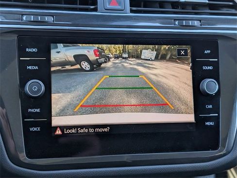 Used 2023 Volkswagen Tiguan SE w/ Panoramic Sunroof Package image 19