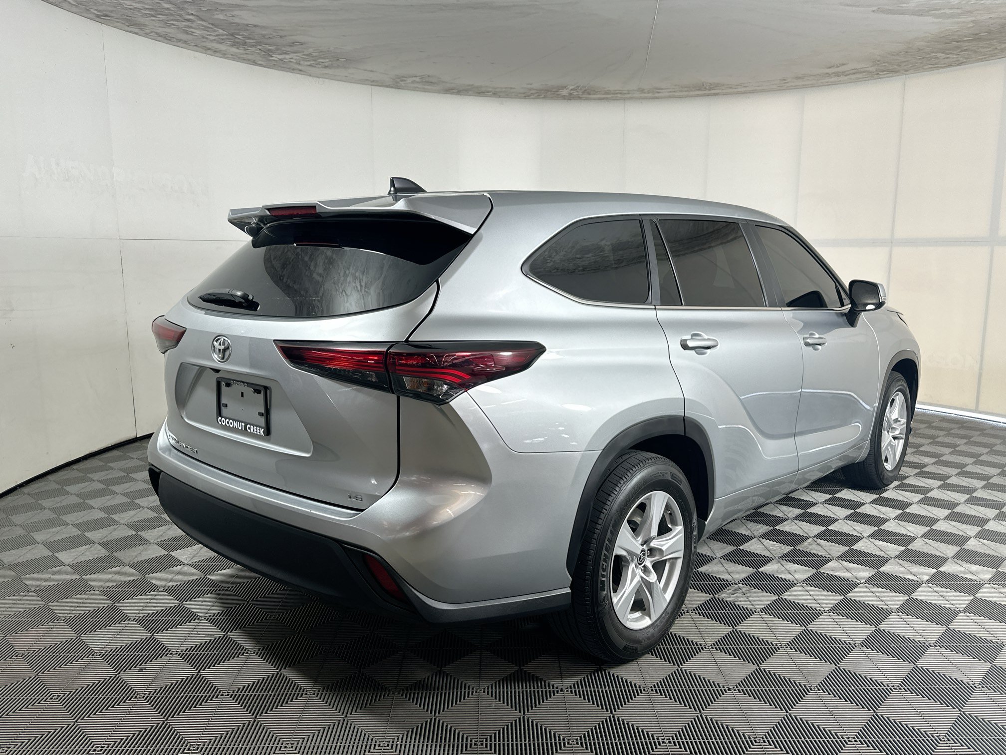 Used 2024 Toyota Highlander LE FWD image 3