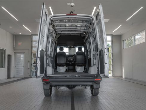Used 2025 Mercedes-Benz Sprinter 2500 image 16