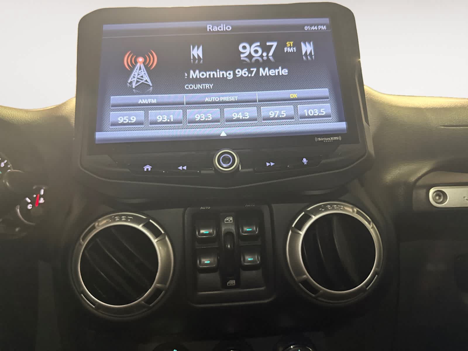 Used 2015 Jeep Wrangler Unlimited Sahara w/ Connectivity Group AWD/4WD image 12