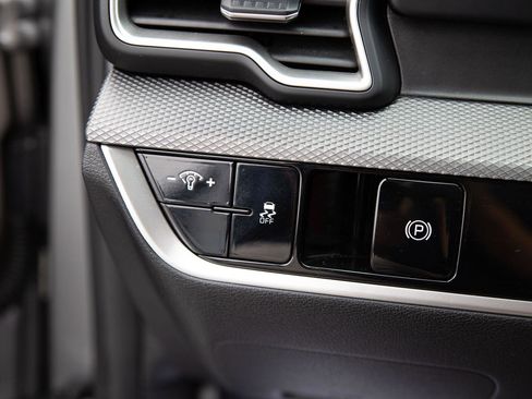 Used 2023 Kia Sportage LX image 17