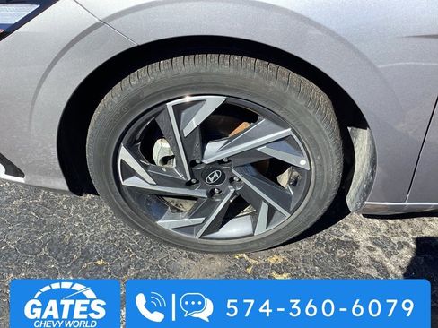 Used 2025 Hyundai Elantra SEL image 31