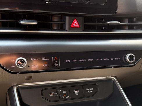 Used 2025 Kia Carnival FWD image 22
