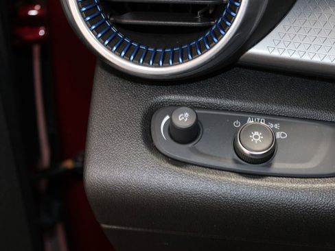 Used 2025 Chevrolet Trax LT image 33