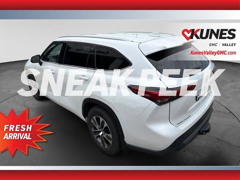 Used 2022 Toyota Highlander XLE AWD/4WD image 5
