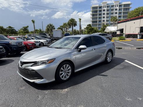 Used 2018 Toyota Camry LE FWD image 3