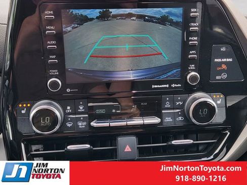 Used 2022 Toyota Highlander XLE image 18