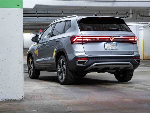 New 2026 Volkswagen Taos SE image 5
