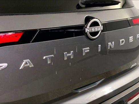 Used 2025 Nissan Pathfinder SV AWD/4WD image 8