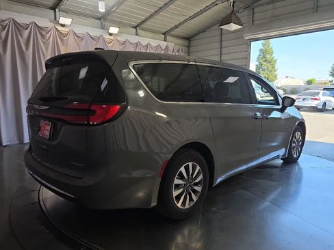 Used 2023 Chrysler Pacifica Touring-L FWD image 3