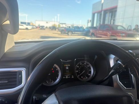 Used 2017 Nissan Titan SV AWD/4WD image 14
