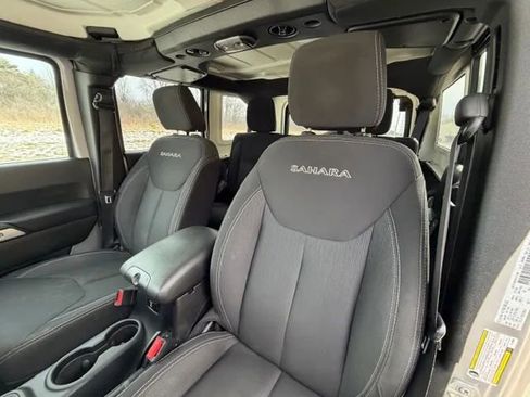 Used 2016 Jeep Wrangler Unlimited Sahara w/ Dual Top Group AWD/4WD image 5