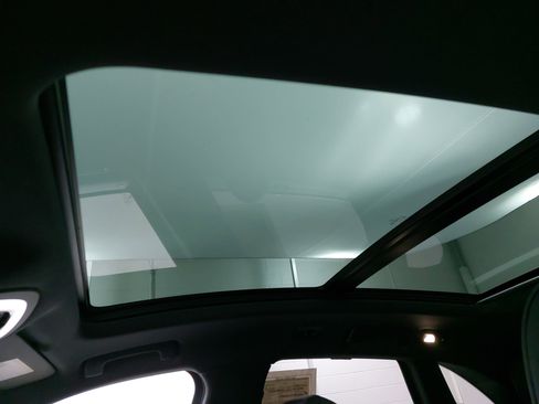 Certified 2026 Porsche Macan AWD/4WD image 32