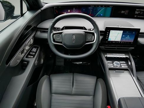 Used 2025 Lincoln Nautilus Reserve AWD/4WD image 13