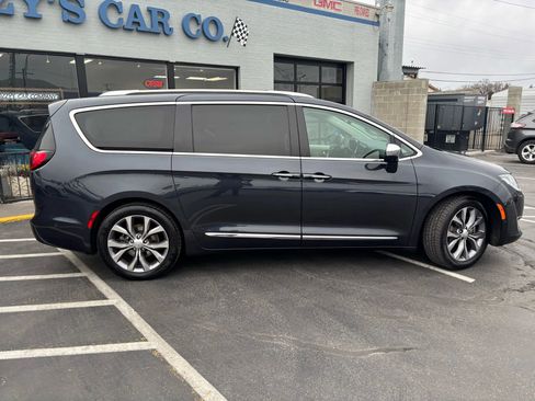 Used 2019 Chrysler Pacifica Limited w/ Tire & Wheel Group image 8