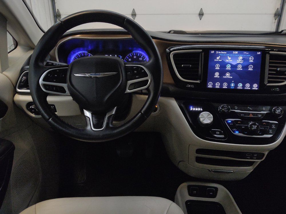 Used 2018 Chrysler Pacifica Touring-L w/ Tire & Wheel Group FWD image 22