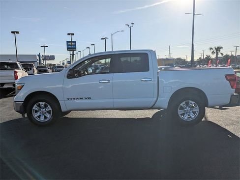 Used 2019 Nissan Titan SV image 7