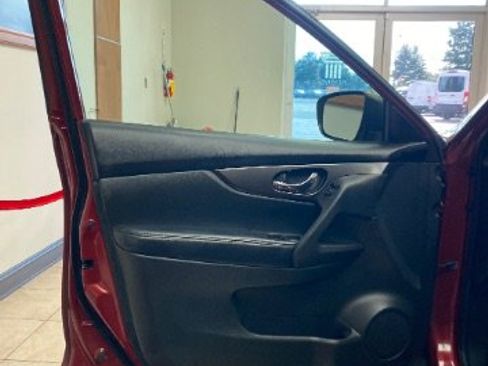 Used 2016 Nissan Rogue SV image 10