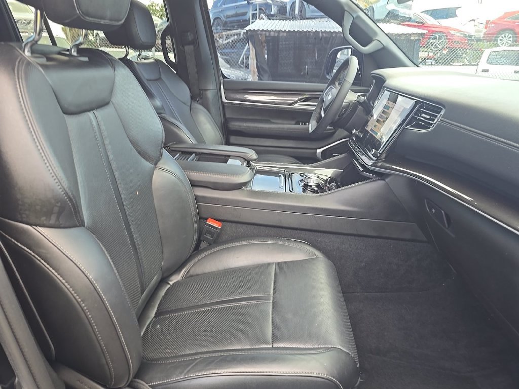 Used 2023 Jeep Wagoneer 2WD image 9