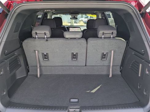 Used 2025 Chevrolet Traverse LT image 11