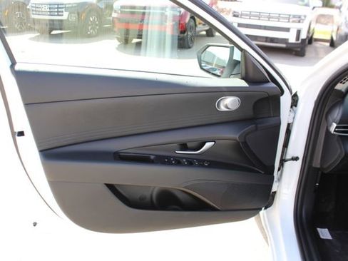 New 2026 Hyundai Elantra SE FWD image 8