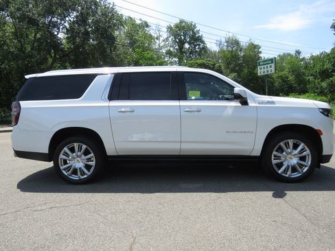 Used 2023 Chevrolet Suburban High Country w/ Premium Package 2 AWD/4WD image 4