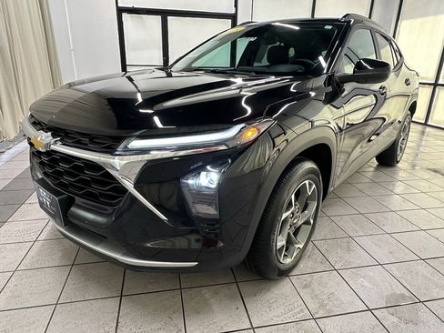 Certified 2025 Chevrolet Trax LT w/ LT Convenience Package image 9