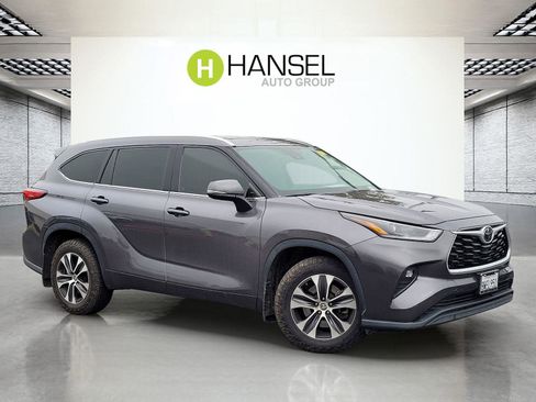 Used 2021 Toyota Highlander XLE image 1