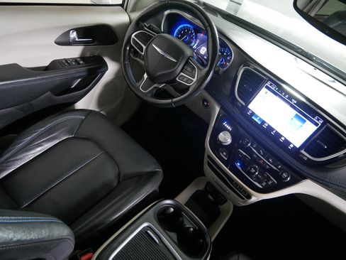 Used 2021 Chrysler Pacifica Touring-L FWD image 9