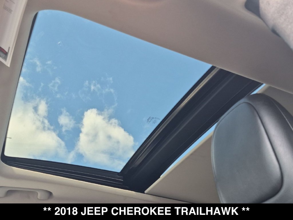 Used 2018 Jeep Cherokee Trailhawk AWD/4WD image 4