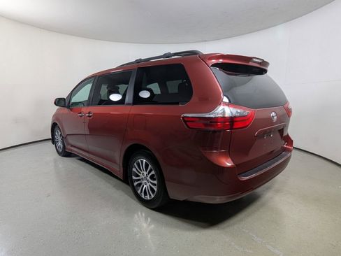 Used 2020 Toyota Sienna XLE w/ XLE Navigation Package FWD image 5