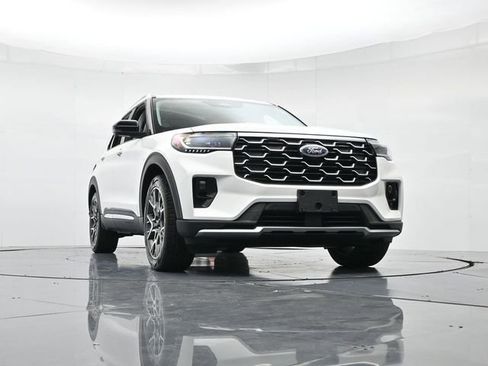 Certified 2025 Ford Explorer Platinum w/ Ultimate Package image 34