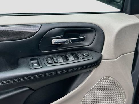 Used 2019 Dodge Grand Caravan SE FWD image 18