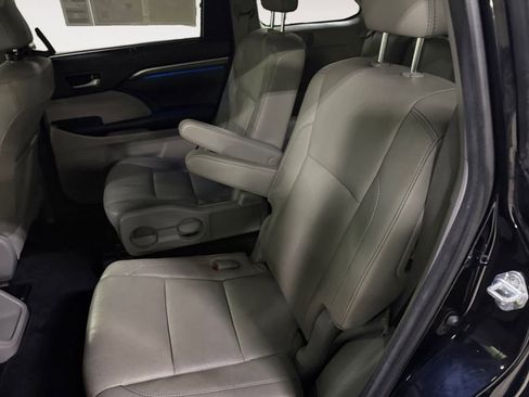 Used 2017 Toyota Highlander Limited Platinum image 18