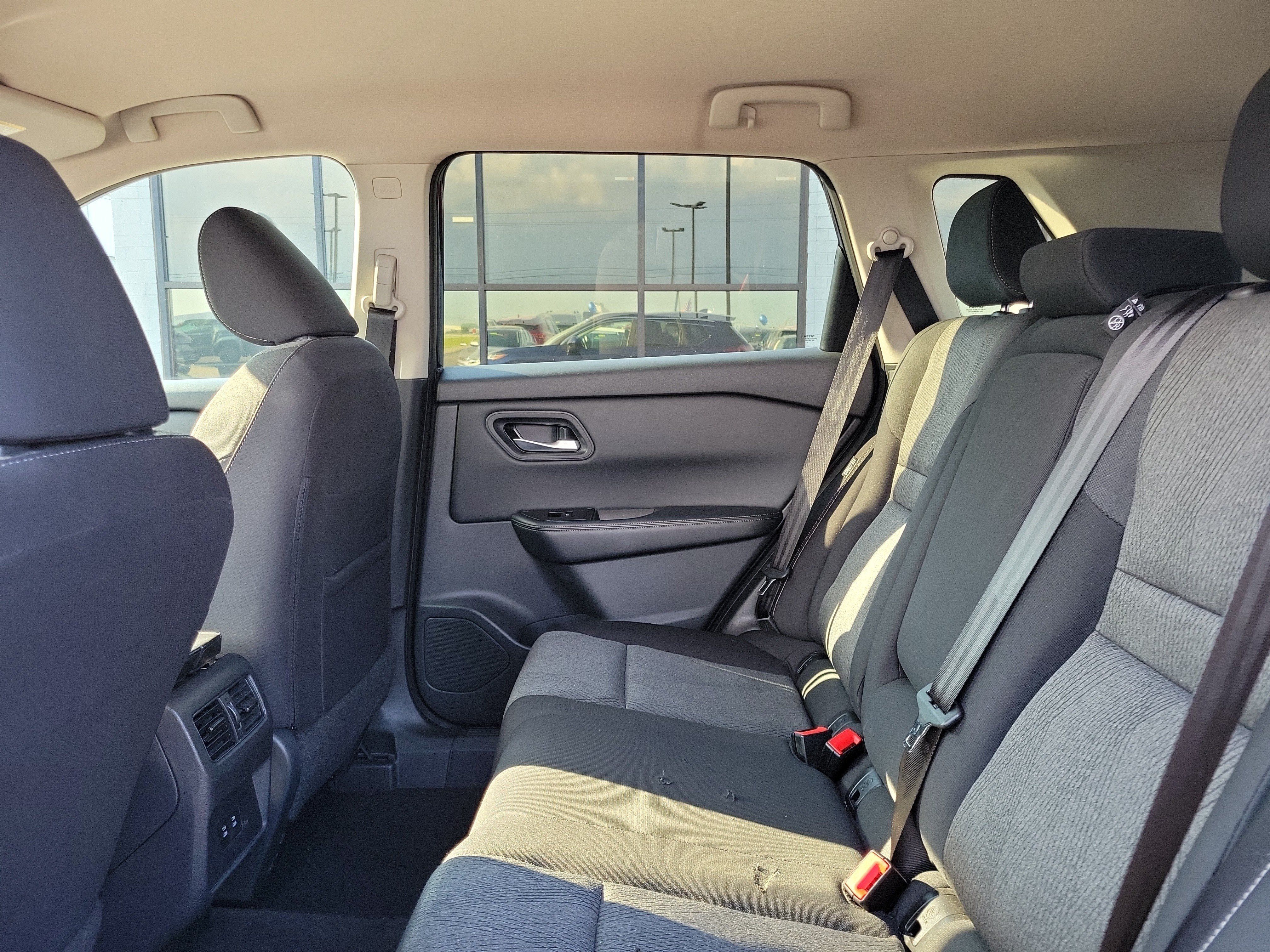 Used 2025 Nissan Rogue SV FWD image 11