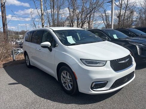 Used 2023 Chrysler Pacifica Touring-L image 4