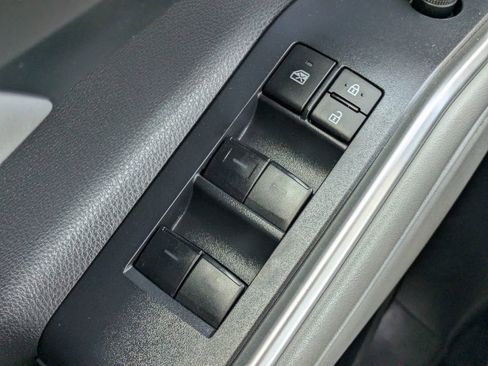 Used 2022 Toyota Highlander XLE AWD/4WD image 28