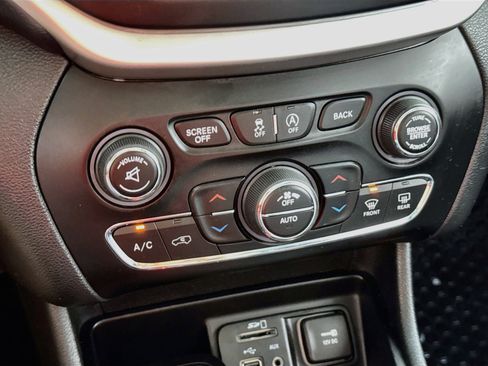 Used 2016 Jeep Cherokee Trailhawk w/ Comfort/Convenience Group AWD/4WD image 19