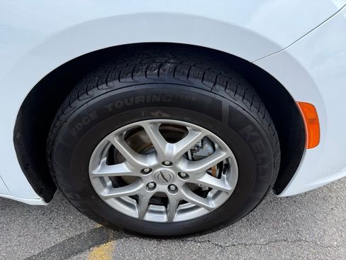 Used 2022 Chrysler Pacifica Touring FWD image 41