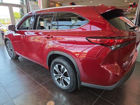Used 2021 Toyota Highlander XLE AWD/4WD image 5