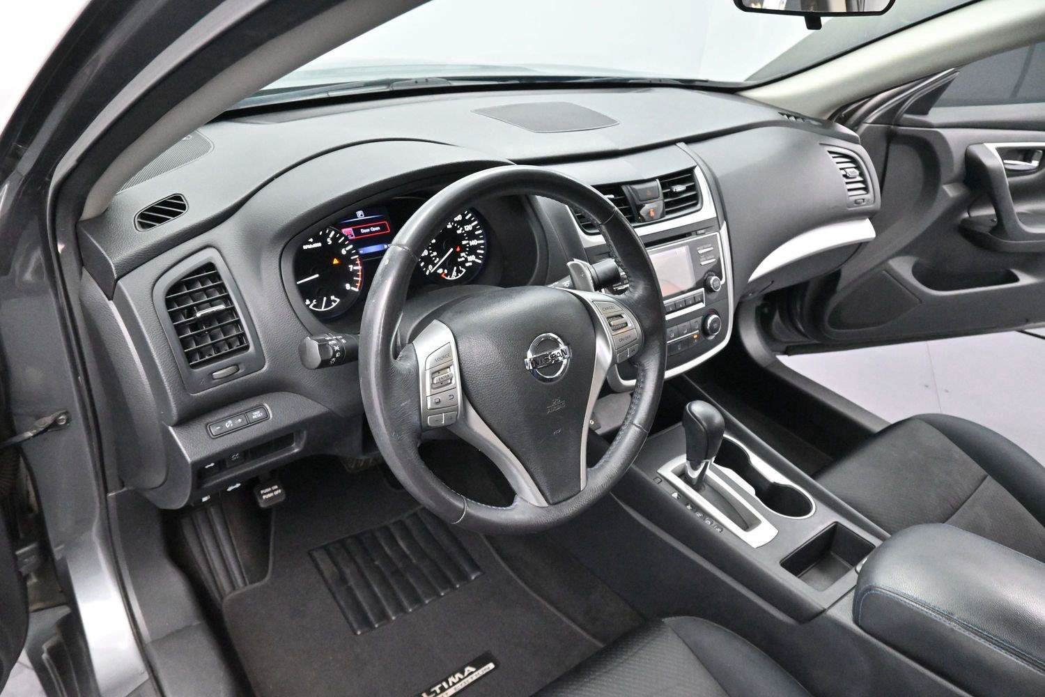 Used 2017 Nissan Altima 2.5 SR w/ Midnight Edition Package FWD image 13