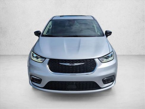 Used 2024 Chrysler Pacifica Limited FWD image 2