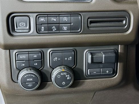 Used 2023 Chevrolet Tahoe Z71 w/ Z71 Off-Road Package AWD/4WD image 10