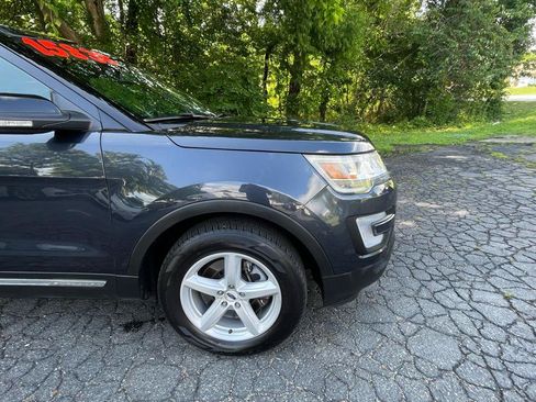 Used 2017 Ford Explorer XLT w/ Equipment Group 201A AWD/4WD image 12